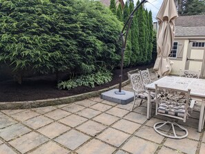 Courtyard view - The Oaks B&B Hotel and Spiritual Center (Jamestown)