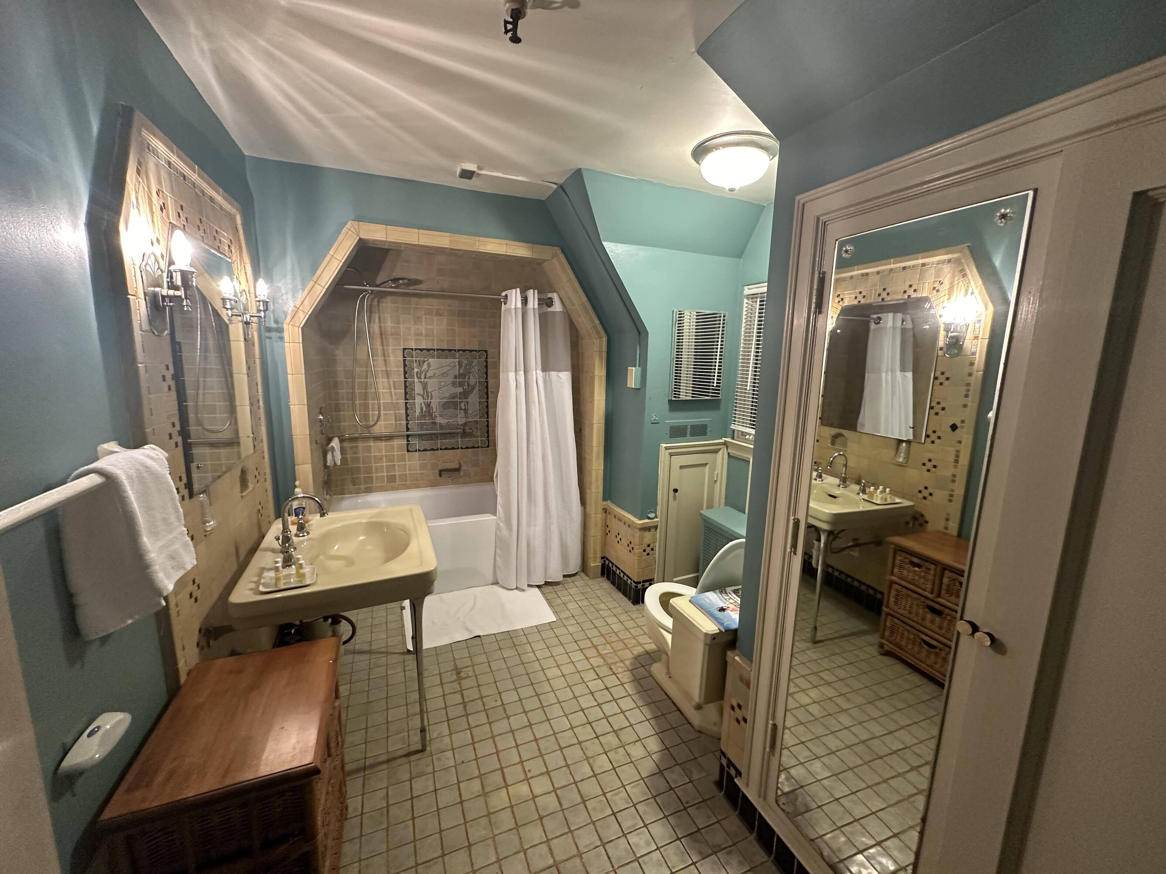 Executive Double Room, 1 King Bed, Non Smoking | Bathroom | Shower, hydromassage showerhead, free toiletries, hair dryer