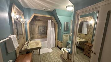 Executive Double Room, 1 King Bed, Non Smoking | Bathroom | Shower, hydromassage showerhead, free toiletries, hair dryer