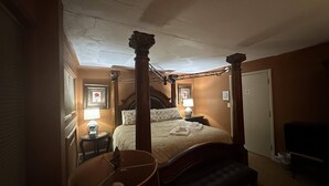 Kamar Double Mewah, 1 Tempat Tidur King, pemandangan halaman | Setrika/meja setrika, Wi-Fi gratis, dan didekorasi berbeda-beda