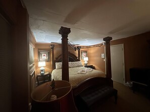 Luxury Double Room, 1 King Bed, Courtyard View | Individually decorated, individually furnished, iron/ironing board - The Oaks B&B Hotel and Spiritual Center (Jamestown)