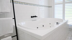 Douche, baignoire à jets, sèche-cheveux