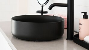 Douche, baignoire à jets, sèche-cheveux