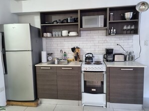 Fridge, oven, stovetop - Apartamento Tipo Loft de con Cama Matrimonial y Sofá Cama (Ciudad de Guatemala)