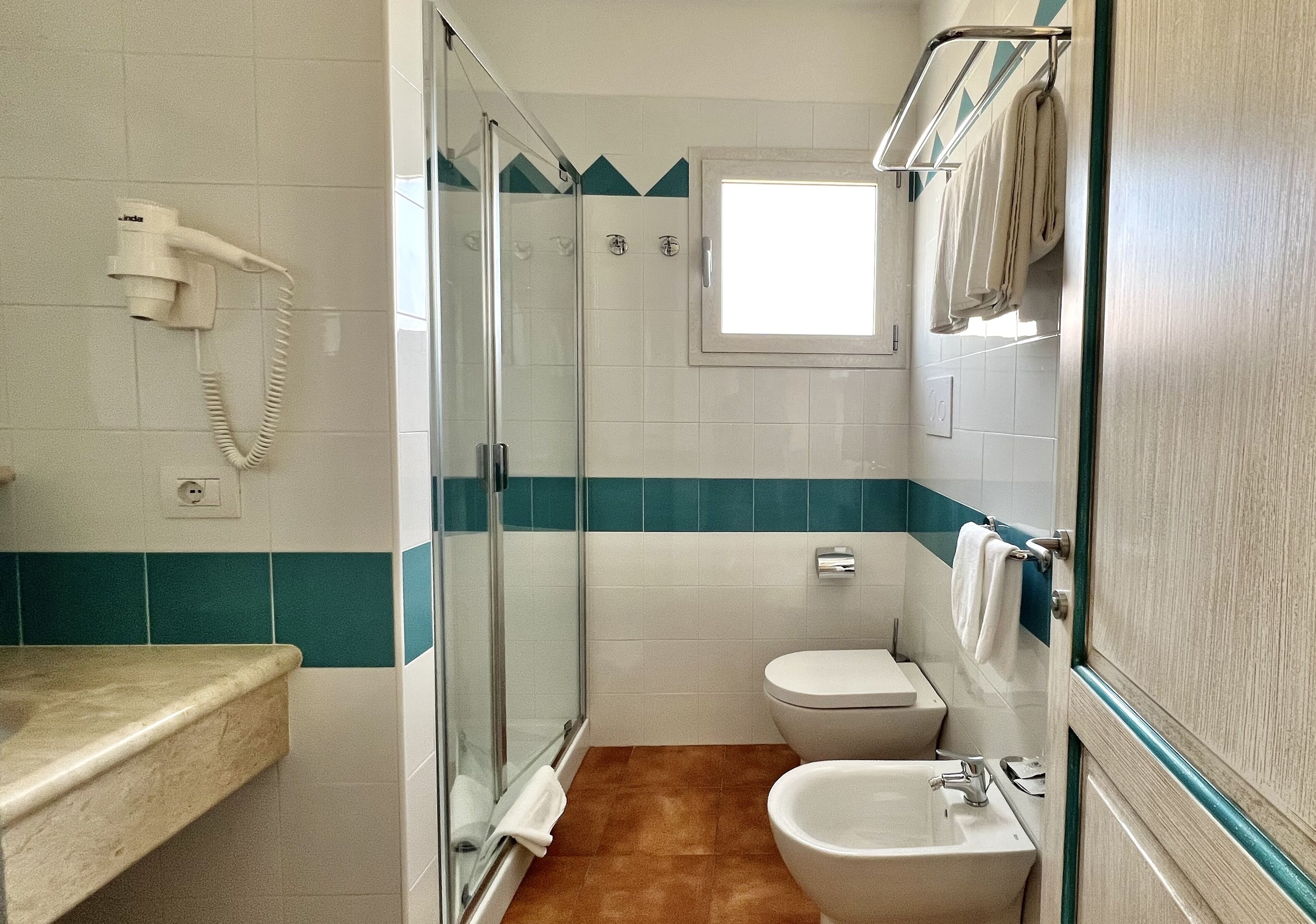 Douche, douche à « effet pluie », sèche-cheveux, bidet