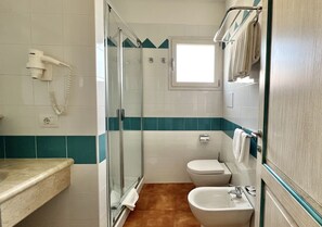 Shower, rainfall showerhead, hair dryer, bidet - Residence in Orosei 3 km from the sea (Orosei)
