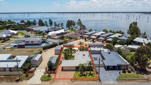 Woodlands Waterside Retreat
