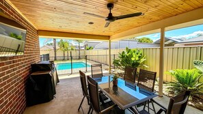 Outdoor dining - Woodlands Waterside Retreat (Yarrawonga)