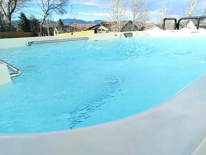 Utomhuspool och uppvärmd pool