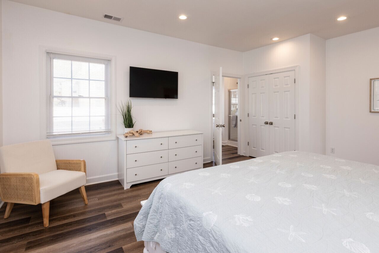 3 bedrooms, desk, iron/ironing board, travel cot