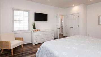 3 bedrooms, desk, iron/ironing board, travel cot