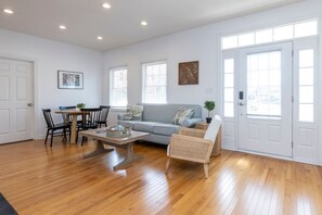 Smart TV, fireplace - Sunset Soiree-501 A 22nd St · Sunset Soiree in Virginia Beach (Virginia Beach)