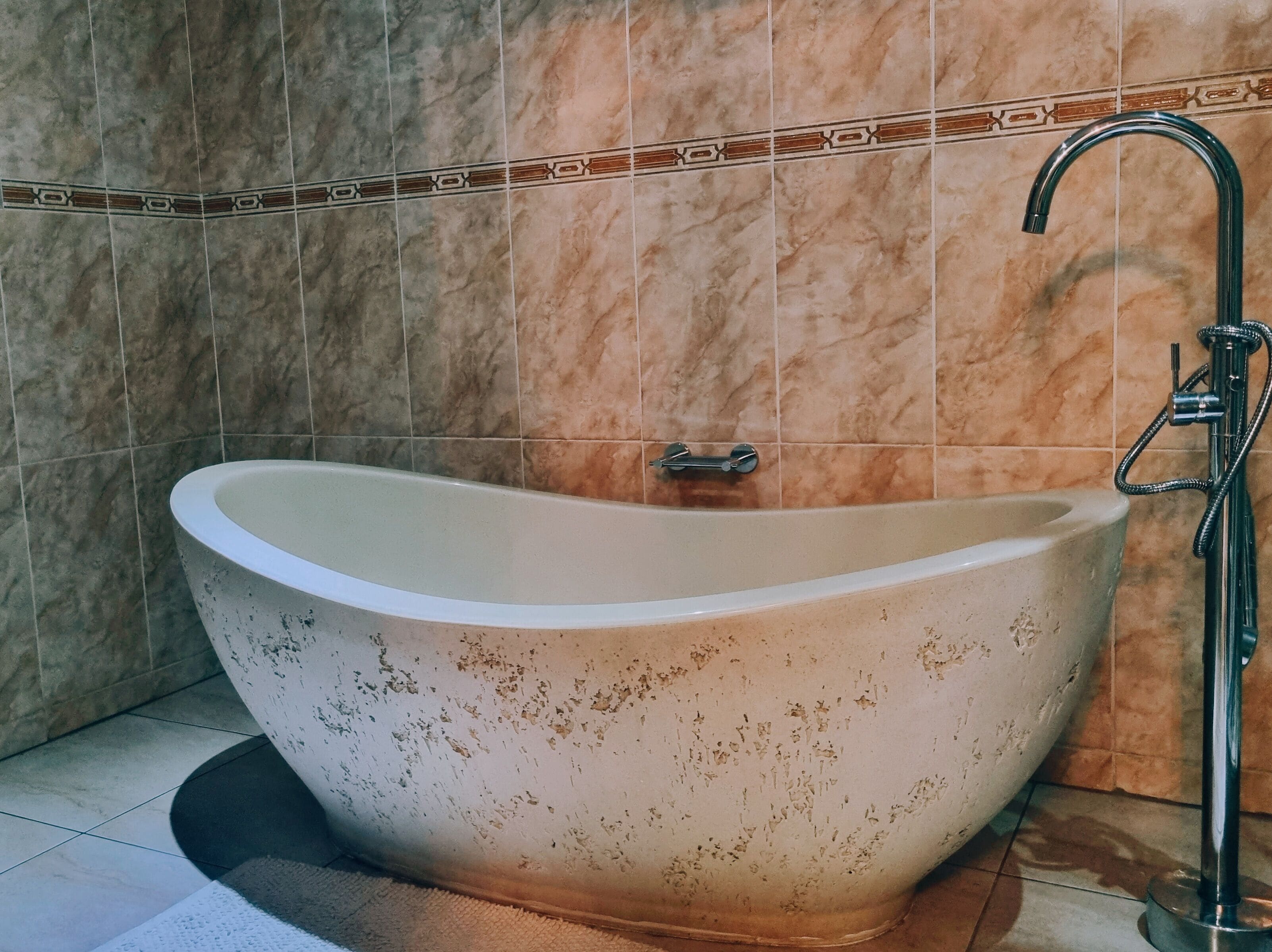 Quarto executivo | Banheiro | Banheira e chuveiro separados, produtos de toalete grátis