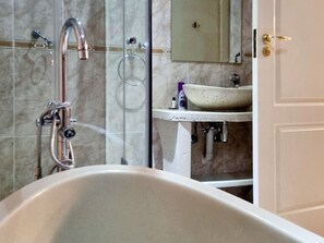 Executive Room | Bathroom shower - Red Apple Guest House (Pretoria)