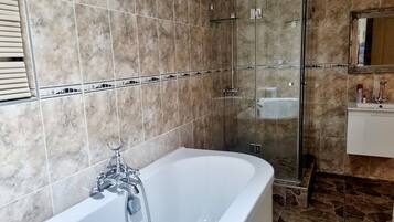 Quarto luxo | Banheiro | Banheira e chuveiro separados, produtos de toalete grátis