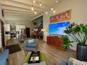 スマートテレビ、テーブルサッカー台、卓球台、書庫