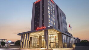Een Hampton hotelgebouw met een modern ontwerp, grote ramen en een opvallende entree.