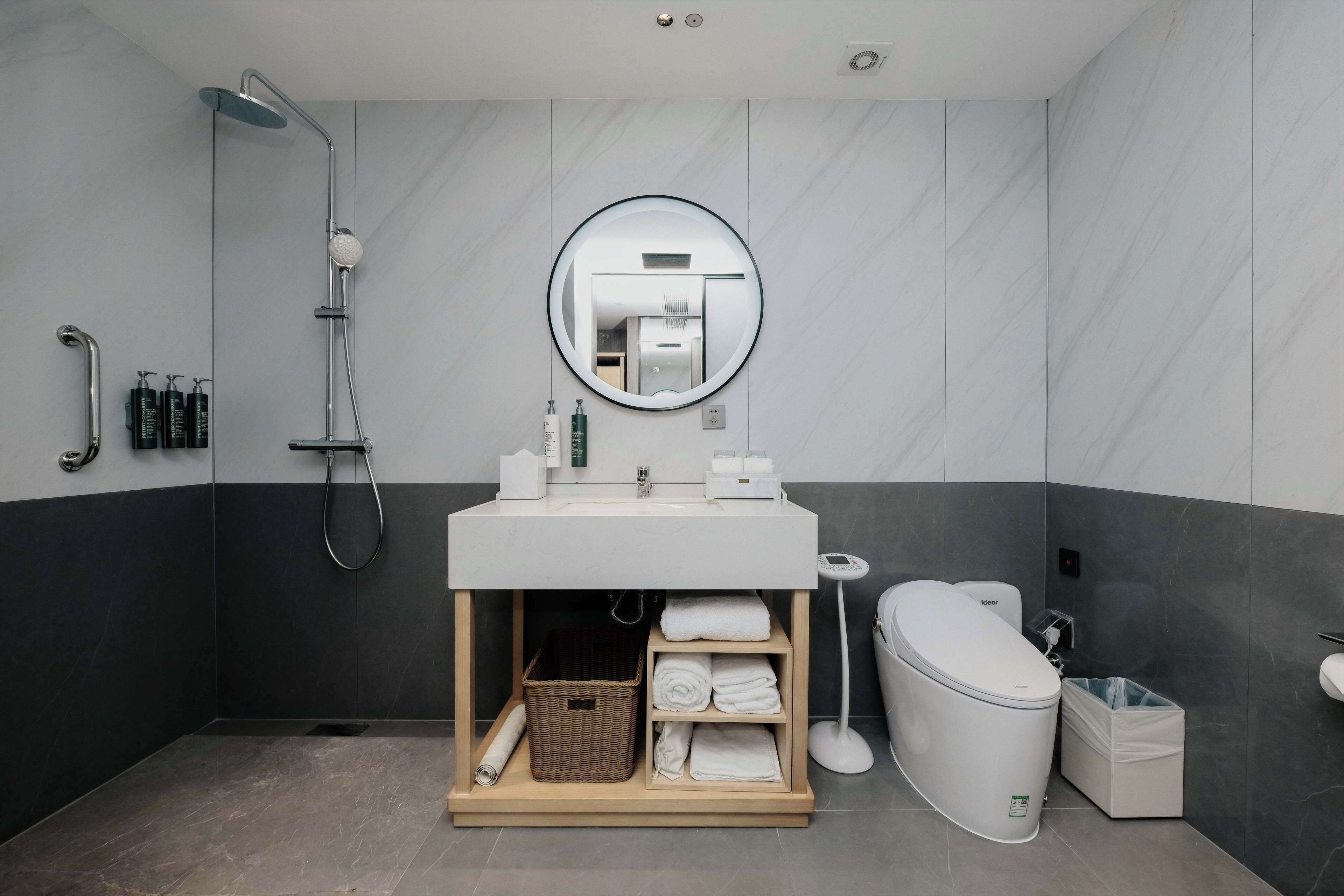 Une salle de bain moderne équipée d’une douche, de toilettes et d’un lavabo.