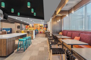 Lobby - Tru By Hilton Janesville (Janesville)