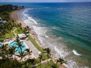 En la playa, camastros y toallas de playa 