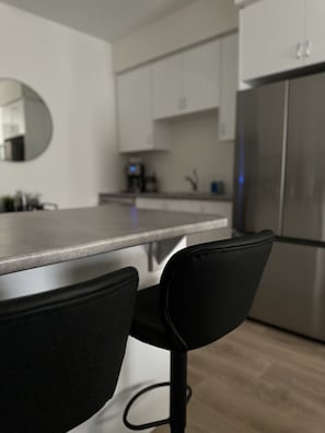 Fridge, oven, stovetop, dishwasher - Welcome to Cityscape Serenity Stay, a chic retreat in an upscale city (Ancaster)