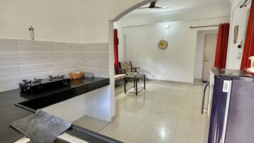 Fridge, stovetop, coffee/tea maker, electric kettle