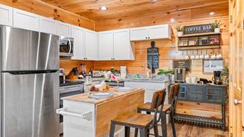 Familie huisje | Privékeuken | Een koelkast, een microgolfoven, een oven, een kookplaat