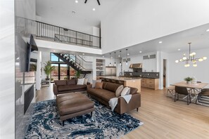 スマートテレビ、暖炉、テレビゲーム、卓球台