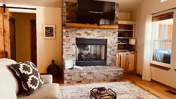 Una televisión, una chimenea, una oficina