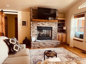 TV, fireplace, offices - Mountain Haven- Close to Town, Serene Forest Vibes (Ruidoso)