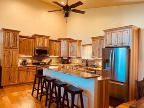 Køleskab, mikrobølgeovn, ovn, kogeplade