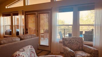 Una televisión, una chimenea, una oficina