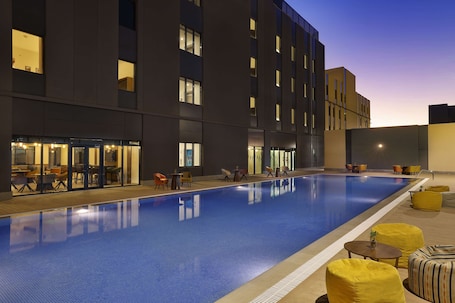 Outdoor pool. Hampton by Hilton Sharma NEOM Community 1