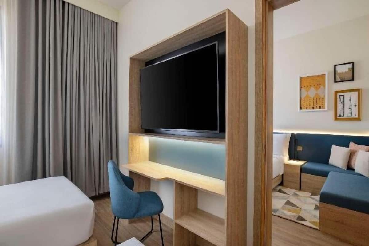 Minibar con artículos gratuitos y caja de seguridad en la habitación