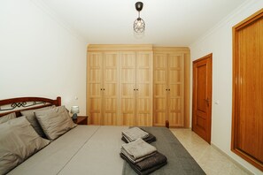 1 quarto, cofres nos quartos, ferros/tábuas de passar roupa