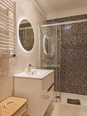 Sèche-cheveux, bidet, serviettes fournies