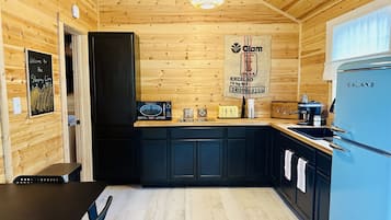 Réfrigérateur, micro-ondes, plaque de cuisson, cafetiÚre/bouilloire