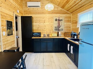 Réfrigérateur, micro-ondes, plaque de cuisson, cafetière/bouilloire