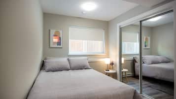 2 habitaciones, escritorio y tabla de planchar con plancha