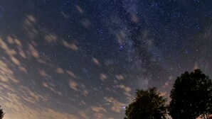 Ein Schwimmbecken unter einem Sternenhimmel.