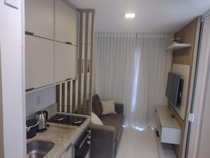 Apartamento urbano | Cozinha privada | Geladeira, micro-ondas, fogão, cooktop