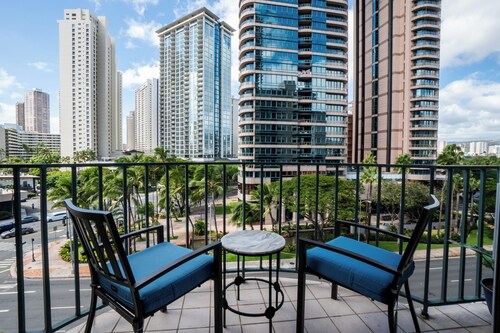 Spacious Modern 2Bdrm Condo, Free Parking in Bldg., Full Kitchen, Sleeps 6.