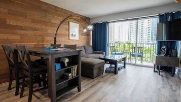 Una Smart TV, un futbolín