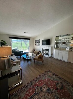 Smart-TV, Kamin, Bücher