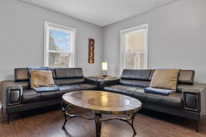 Smart TV, libros y oficina 