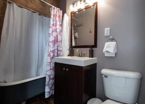 Haartrockner, Handtücher, Seife, Shampoo