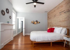 3 bedrooms, in-room safe, iron/ironing board, free WiFi - Historic Single-Family Home in Downtown Cincinnati (Cincinnati)