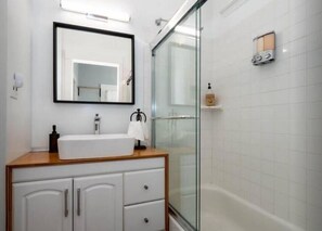 Hair dryer, towels, soap, shampoo - Historic Single-Family Home in Downtown Cincinnati (Cincinnati)