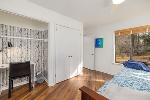 2 bedrooms, desk, WiFi, bed sheets