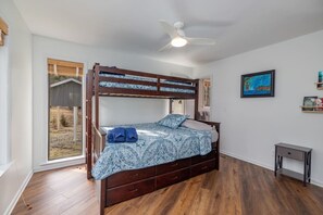 2 bedrooms, desk, WiFi, bed sheets